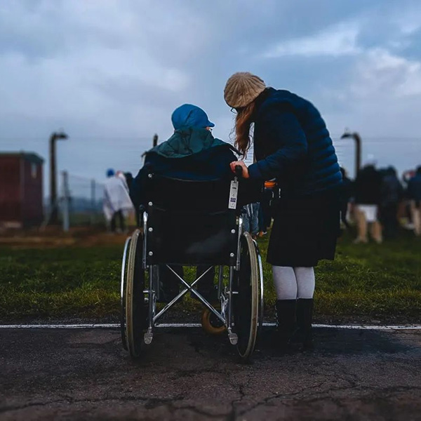Pourquoi choisir le bon fauteuil roulant est également bénéfique pour le soignant?
